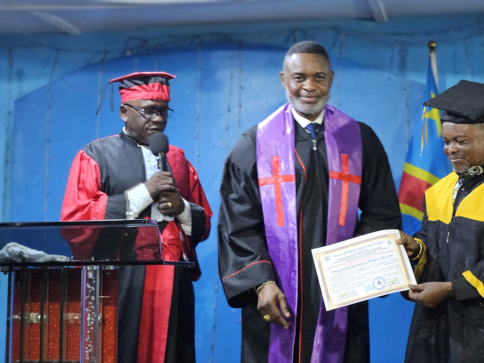 Remise du diplôme à l'évêque régional